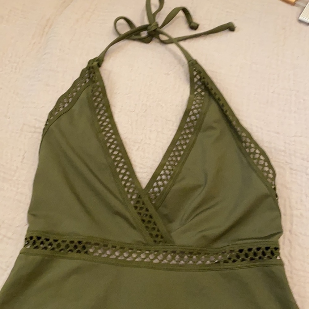 H&M Halter neck swimwear in very good condition. Size 6 . Green color. - Picture 6 of 8